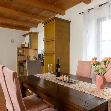 Traditionelles Istrisches Haus Mit Privatem Pool Und Grossem Garten