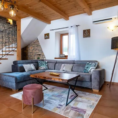 Traditionelles Istrisches Haus Mit Privatem Pool Und Grossem Garten
