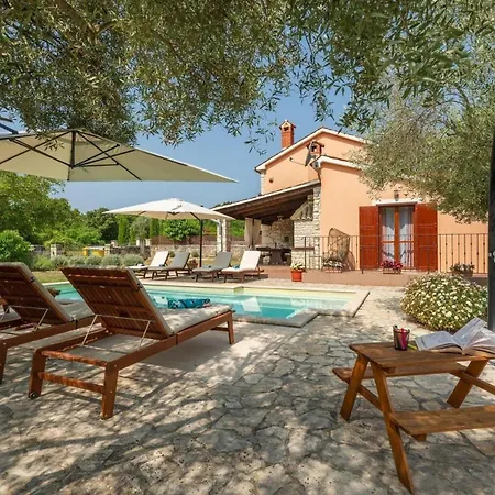 Traditionelles Istrisches Haus Mit Privatem Pool Und Grossem Garten